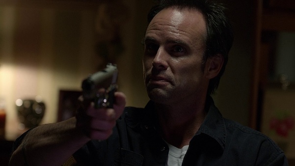 In &quot;Fire in the Hole&quot; (S1E01), <b>Boyd Crowder</b> (Walton Goggins) pulls a nickel ... - 601px-JustS1_162