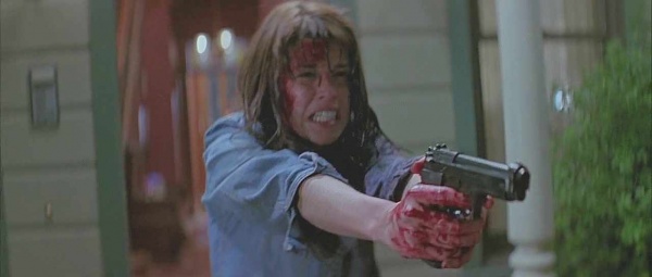 A bloodied Sidney Prescott (Neve Campbell) holds the Beretta.