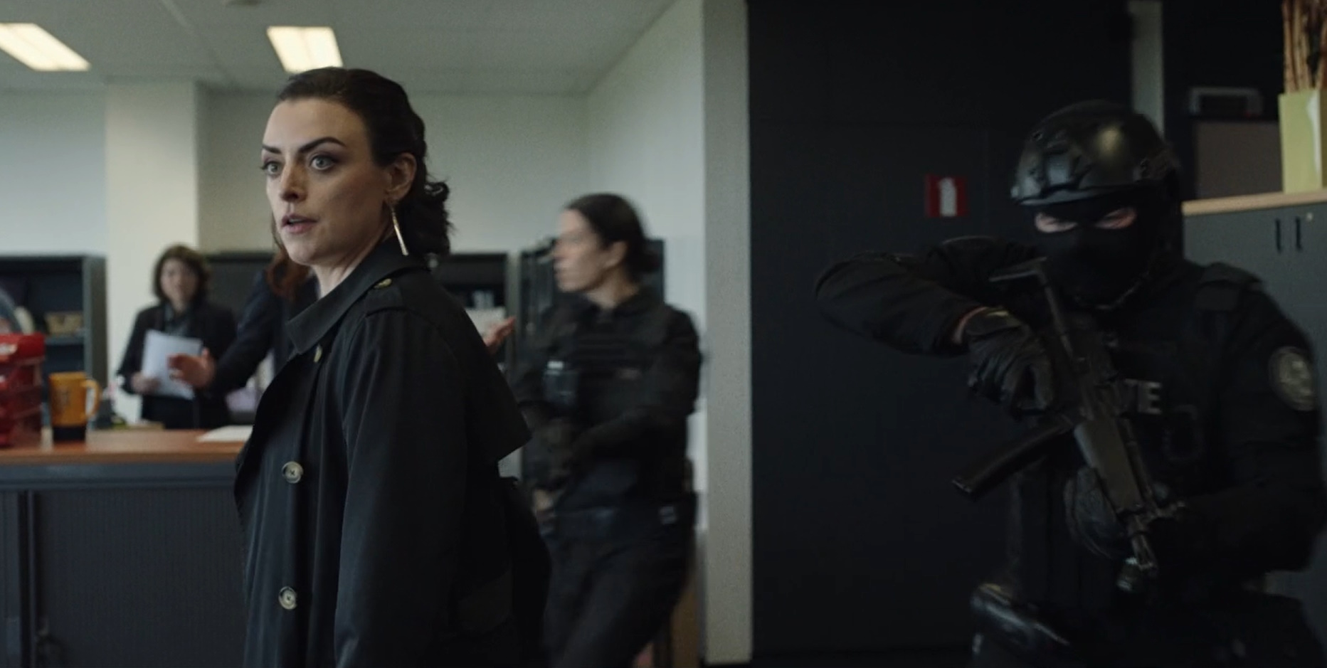 A DSU operative breaches an office with his MP5 in S02E04.