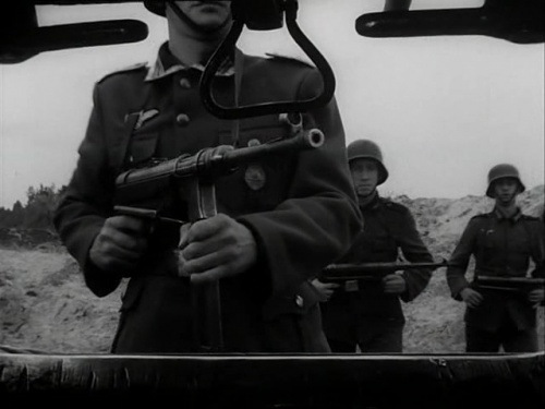 German soldier-MP40-detail-4tp.jpg