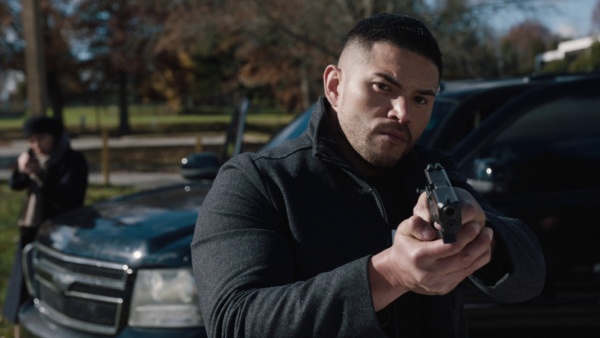 FBI SA Ivan Ortiz (Miguel Gomez) confronts a suspect at the end of "Incendiary".
