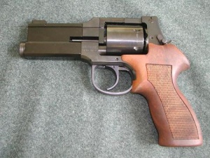 Mateba 2006M, another member of the Unica Autorevolver series distinguishable from the Model 6 by the cylinder housing, which is enclosed at the top, as opposed to the model 6's open top housing.